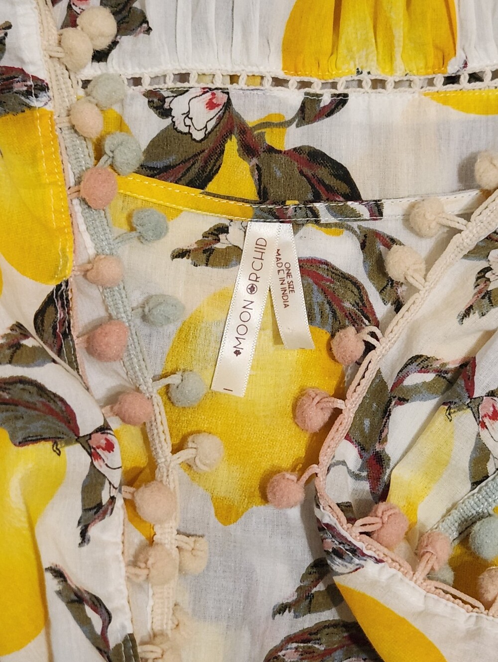 Moon Orchid Lemon Print Pom-Pom Trim Poncho NWOT ONE SIZE - Picture 8 of 10